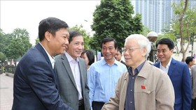 Tổng bí thư, Chủ tịch nước Nguyễn Phú Trọng với cử tri Hà Nội  sáng nay, 24-11. ẢNh: TTXVN