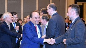 Thủ tướng Chính phủ Nguyễn Xuân Phúc gặp gỡ các đại biểu tham dự Diễn đàn 