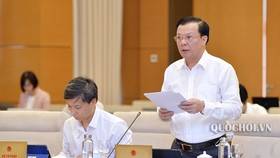 Bộ trưởng Bộ Tài chính Đinh Tiến Dũng đọc Tờ trình của Chính phủ và cho ý kiến về dự thảo Nghị định, sáng 17-9-2019. Ảnh: QUOCHOI