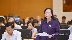 Bộ trưởng Bộ Y tế Nguyễn Thị Kim Tiến giải trình tại phiên họp, ngày 3-10-2019. Ảnh: QUOCHOI