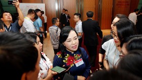 Bộ trưởng Bộ Y tế Nguyễn Thị Kim Tiến trao đổi với phóng viên bên hành lang kỳ họp sáng nay, 21-10