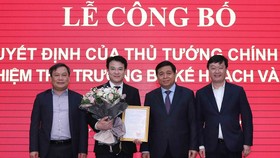 Bộ trưởng Nguyễn Chí Dũng trao quyết định và cùng lãnh đạo Bộ Kế hoạch và Đầu tư chúc mừng tân Thứ trưởng Trần Quốc Phương  ​  ​