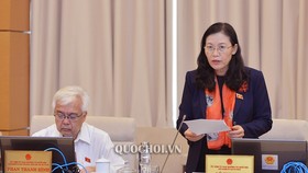 Chủ nhiệm Ủy ban Tư pháp Lê Thị Nga trình bày Báo cáo tại phiên họp