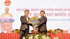 Bí thư tỉnh ủy Nghệ An Thái Thanh Quý (bên phải) tặng hoa tân Chủ tịch UBND tỉnh Nguyễn Đức Trung 