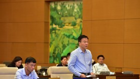 Bộ trưởng Bộ Tư pháp Lê Thành Long báo cáo tại phiên họp. Ảnh: VIẾT CHUNG