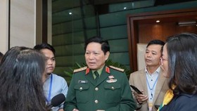  Đại tướng Ngô Xuân Lịch trao đổi với báo chí chiều 21-10. Ảnh: QUANG PHÚC