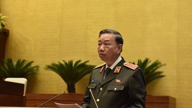 Bộ trưởng Bộ Công an Tô Lâm trình bày Báo cáo trước Quốc hội. Ảnh: QUANG PHÚC
