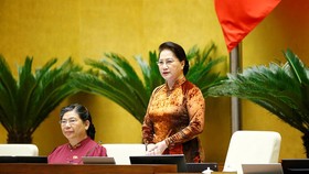 Chủ tịch Quốc hội Nguyễn Thị Kim Ngân trả lời chất vấn của đại biểu Trần Thị Quốc Khánh. Ảnh: Quochoi.vn