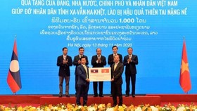Lễ trao tượng trưng 1.000 tấn gạo của Đảng, Nhà nước, Chính phủ và nhân dân Việt Nam hỗ trợ nhân dân Lào. Ảnh: QUANG PHÚC 