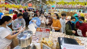 Người tiêu dùng chọn mua bánh kẹo tết tại một siêu thị ở TPHCM