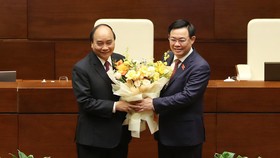 Chủ tịch Quốc hội Vương Đình Huệ đã tặng hoa và gửi lời cám ơn tới ông Nguyễn Xuân Phúc. Ảnh: QUANG PHÚC