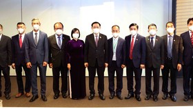 Chủ tịch Quốc hội Vương Đình Huệ gặp 6  Đại sứ Việt Nam tại các nước khu vực châu Âu. Ảnh: DOÃN TẤN