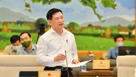 Bộ trưởng Bộ Tài chính Hồ Đức Phớc trình bày Tờ trình tại phiên họp