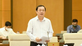 Bộ trưởng Bộ KHCN Huỳnh Thành Đạt thừa uỷ quyền Chính phủ trình bày Tờ trình dự án Luật sửa đổi, bổ sung một số điều của Luật Sở hữu trí tuệ. Ảnh: VIẾT CHUNG 