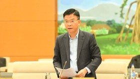 Bộ trưởng Bộ Tư pháp Lê Thành Long trình bày Tờ trình của Chính phủ tại phiên họp