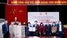 Thứ trưởng Bộ KH-ĐT Nguyễn Thị Bích Ngọc trao tặng gậy trắng cho đại diện Hội Người mù Việt Nam