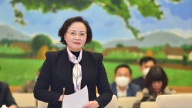 Bộ trưởng Bộ Nội vụ Phạm Thị Thanh Trà trình bày về dự án Thi đua, khen thưởng (sửa đổi) tại một phiên họp của UBTVQH