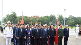 Các đồng chí lãnh đạo Đảng và Nhà nước, Mặt trận Tổ quốc Việt Nam cùng các vị đại biểu Quốc hội đã tới đặt vòng hoa và vào Lăng viếng Chủ tịch Hồ Chí Minh. Ảnh: QUANG PHÚC
