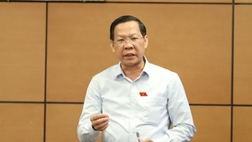 Trưởng đoàn ĐBQH TPHCM, Chủ tịch UBND TPHCM Phan Văn Mãi phát biểu tại phiên họp tổ ĐBQH sáng 25-5. Ảnh: QUANG PHÚC