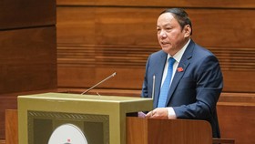 Bộ trưởng Bộ VH-TT-DL Nguyễn Văn Hùng trả lời chất vấn. Ảnh: VIẾT CHUNG