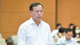 Phó Chánh án Thường trực Tòa án nhân dân tối cao Nguyễn Trí Tuệ trình bày Tờ trình tại phiên họp