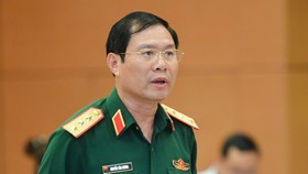 Thứ trưởng Bộ Quốc phòng, Thượng tướng Nguyễn Tân Cương trình bày Tờ trình về dự thảo Luật Phòng thủ dân sự