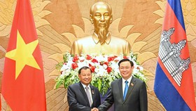 Chủ tịch Quốc hội Vương Đình Huệ  chủ trì lễ đón Chủ tịch Thượng viện Vương quốc Campuchia Samdech Say Chhum. Ảnh: VIẾT CHUNG