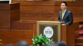 Bộ trưởng Bộ TT-TT Nguyễn Mạnh Hùng trình bày tờ trình về dự án Luật Giao dịch điện tử (sửa đổi). Ảnh: VIẾT CHUNG