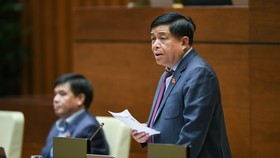 Bộ trưởng KH-ĐT Nguyễn Chí Dũng phát biểu giải trình. Ảnh: VIẾT CHUNG