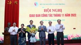 Bộ trưởng Trần Hồng Hà cùng các Thứ trưởng chúc mừng Thứ trưởng Trần Quý Kiên được Thủ tướng Chính phủ bổ nhiệm lại giữ chức vụ Thứ trưởng Bộ TN-MT