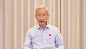 Chủ nhiệm Ủy ban Tài chính - Ngân sách Nguyễn Phú Cường báo cáo thẩm tra tại phiên họp. Ảnh: VIẾT CHUNG