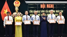 Bí thư Quận ủy quận Tân Phú Lê Thị Kim Hồng tặng Giấy khen cho các cá nhân