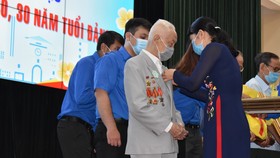 Bí thư Quận ủy Tân Phú Lê Thị Kim Hồng trao Huy hiệu Đảng cho các đảng viên