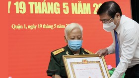 Trao tặng Huy hiệu Đảng cho 159 đảng viên cao tuổi Đảng