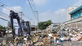 Phương tiện di dời rác từ vỉa hè đường vào trạm ép rác kín Sở Gà, phường Tam Phú, TP.Thủ Đức