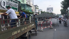 Lực lượng chức năng di dời chốt kiểm soát Nguyễn Kiệm đến vị trí mới