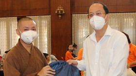 Đồng chí Nguyễn Hồ Hải, Phó Bí thư Thành ủy TPHCM tặng quà động viên các tình nguyện viên tôn giáo tham gia chống dịch 
