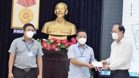 Đồng chí Nguyễn Hồ Hải trao quà thăm hỏi, động viên của Thành ủy TPHCM cho phường 6, quận Tân Bình