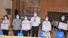 Đồng chí Nguyễn Hồ Hải và đồng chí Tô Thị Bích Châu biểu dương và  tặng quà cho các tình nguyện viên. 