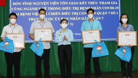 Phó Chủ tịch Ủy ban MTTQ Việt Nam TPHCM Phan Kiều Thanh Hương trao biểu trưng và tặng quà cho các tình nguyện viên
