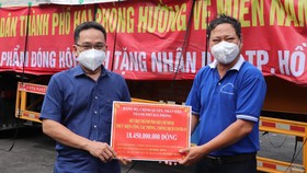 Phó Chủ tịch Ủy ban MTTQ Việt Nam TPHCM Phạm Minh Tuấn tiếp nhận bảng tượng trưng ủng hộ từ TP Hải Phòng