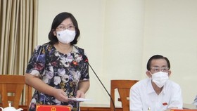 Phó Trưởng đoàn chuyên trách Đoàn ĐBQH TPHCM Văn Thị Bạch Tuyết phát biểu tại buổi tiếp xúc.