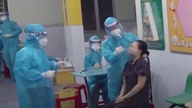 Xét nghiệm tầm soát SARS-CoV-2 cho người dân tại huyện Hóc Môn