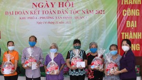 Bí thư Quận ủy quận 1 Trần Kim Yến tặng quà hộ gia đình chính sách, gia đình có hoàn cảnh khó khăn khu phố 4, phường Tân Định, quận 1 