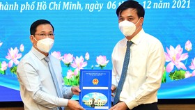 Phó Chủ tịch UBND TPHCM Lê Hòa Bình trao quyết định cho đồng chí Nguyễn Hoàng Anh. Ảnh:VIỆT DŨNG