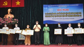 Chủ tịch Ủy ban MTTQ Việt Nam TPHCM Tô Thị Bích Châu trao giấy khen tri ân cho các cơ sở tôn giáo