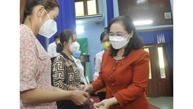 Đại biểu HĐND TPHCM thăm, tặng quà lực lượng y tế lưu động huyện Củ Chi