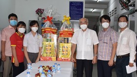 Trưởng Ban Tuyên giáo Thành ủy TPHCM Phan Nguyễn Như Khuê thăm chúc tết y, bác sĩ Trạm y tế phường 10, quận 6. Ảnh: ĐÌNH LÝ