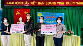 Chủ tịch Ủy ban MTTQ Việt Nam TPHCM Tô Thị Bích Châu trao tặng kinh phí hỗ trợ chăm lo Tết cho tỉnh Bến Tre