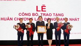 Chi Cục Hải quan cửa khẩu sân bay Tân Sơn Nhất nhận Huân chương lao động Hạng Nhất. Ảnh: ĐAN NGUYÊN